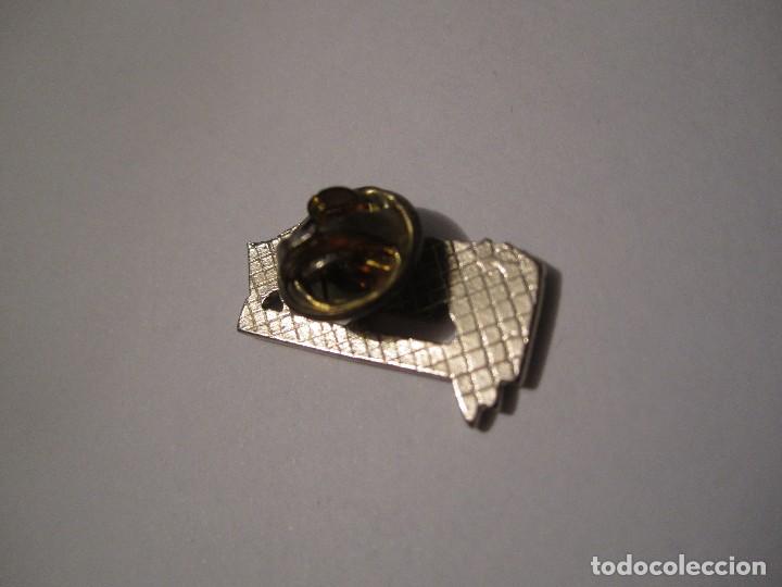 Pins de colecci&oacute;n: pin macrodiscoteca megatron mataro - Foto 3