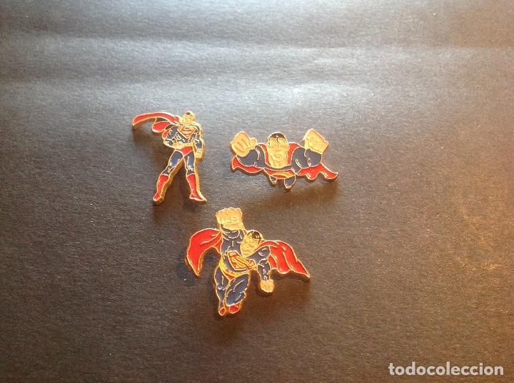 Pins de colecci&oacute;n: Lote 3 pins superman eurolara y 2 pins spiderman sin agujas leer descripci&oacute;n