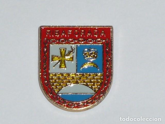 Pins de colecci&oacute;n: PIN ESCUDO HERALDICO DE RIBAFORADA (NAVARRA)