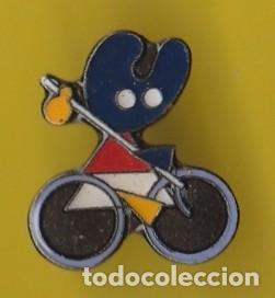 Pin's de collection: PIN - XACOBEO - MASCOTA PELEGRIN - CICLISTA - BICICLETA -JACOBEO PELEGRINO - MINI - ALTURA 1,90  CM.