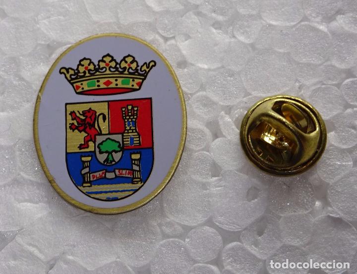 Pin's de collection: PIN DE TURISMO HER&Aacute;LDICA. ESCUDO HER&Aacute;LDICO DE EXTREMADURA
