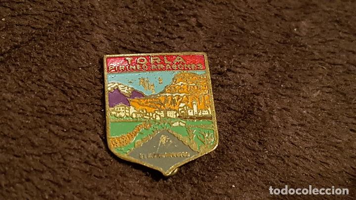 Pins de colecci&oacute;n: PIN ESCUDO ANTIGUO PUERTO DE ESQU&Iacute; Y MONTA&Ntilde;A TORLA PIRINEO ARAGONES  (INSIGNIA ANTIGUA IMPERDIBLE)
