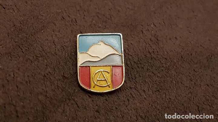 Pins de colecci&oacute;n: PIN ANTIGUO PUERTO MONTA&Ntilde;A ESTACI&Oacute;N DE ESQU&Iacute; CLUB ALPINO ESPA&Ntilde;OL (INSIGNIA ANTIGUA DE IMPERDIBLE)