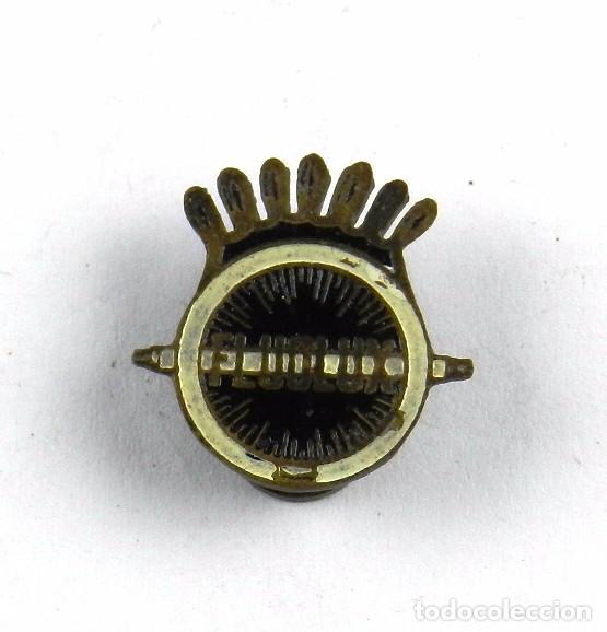 Collection pins: INSIGNIA DE OJAL O SOLAPA ESMALTADA CON PUBLICIDAD DE FLUOLUX,  L&Aacute;MPARAS, MIDE 2 CMS.