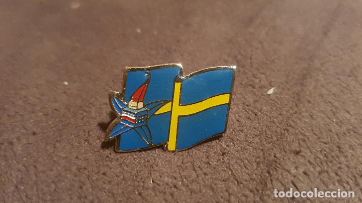 Pins de colecci&oacute;n: PIN JUEGOS OL&Iacute;MPICOS BARCELONA 92 (INSIGNIA CON MASCOTA Y BANDERA SUECIA )