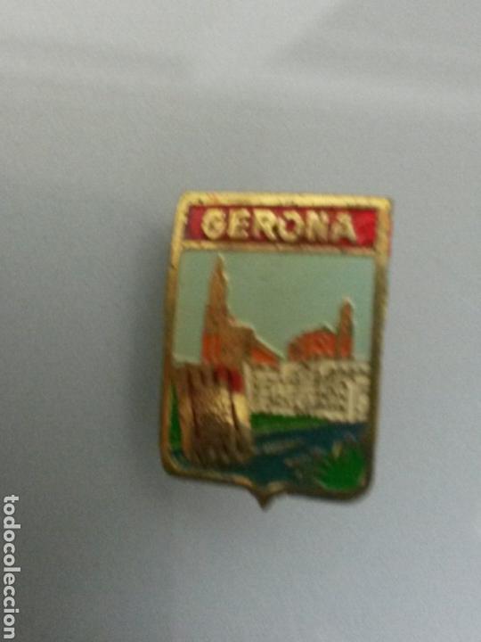 Pins de colecci&oacute;n: ANTIGUO PIN IMPERDIBLE CIUDAD DE GERONA EN CASTELLANO