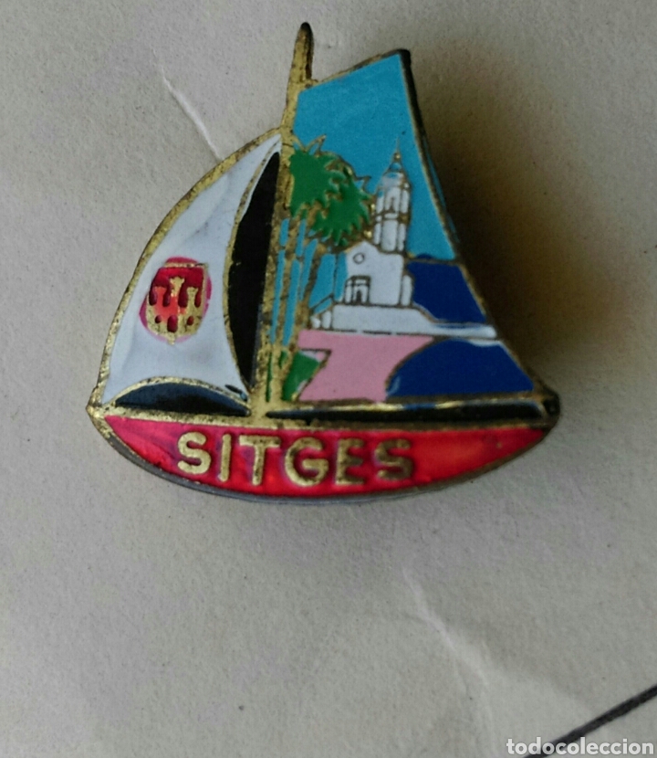 Pins de colecci&oacute;n: Antigua insignia aguja imperdible no pin de Sitges barco velero balandro regata a&ntilde;os 50 60