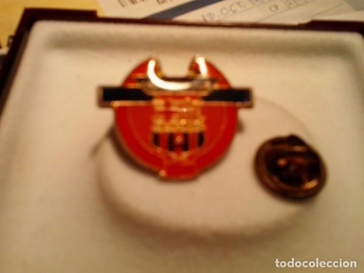 Pin's de collection: BARCELONA F. C. Mesque un Club. Pin