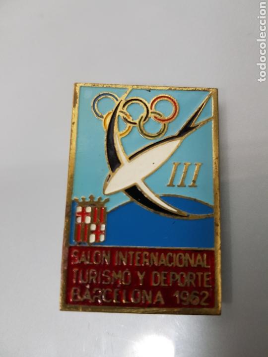 Pins de colecci&oacute;n: GRAN PIN III SAL&Oacute;N INTERN. TURISMO Y DEPORTE BARCELONA 1962. 4,5X3cm