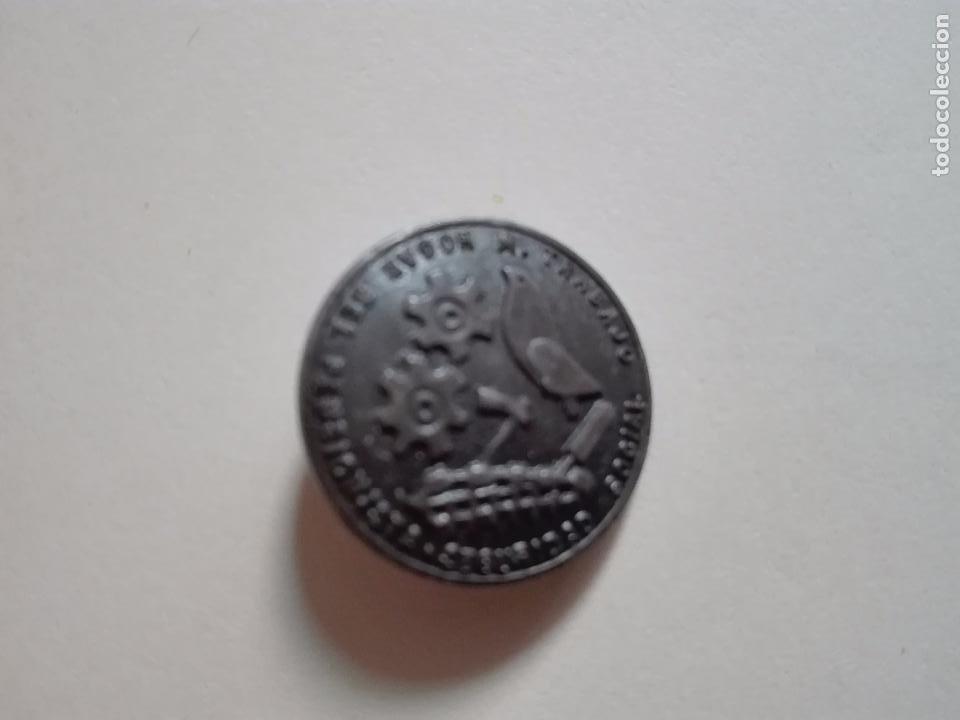 Collection pins: M. TRABAJO -- SEGURIDAD SOCIAL - HOGAR DEL PENSIONISTA - ALFILER  METALICO - 1.8 CM. APROX.