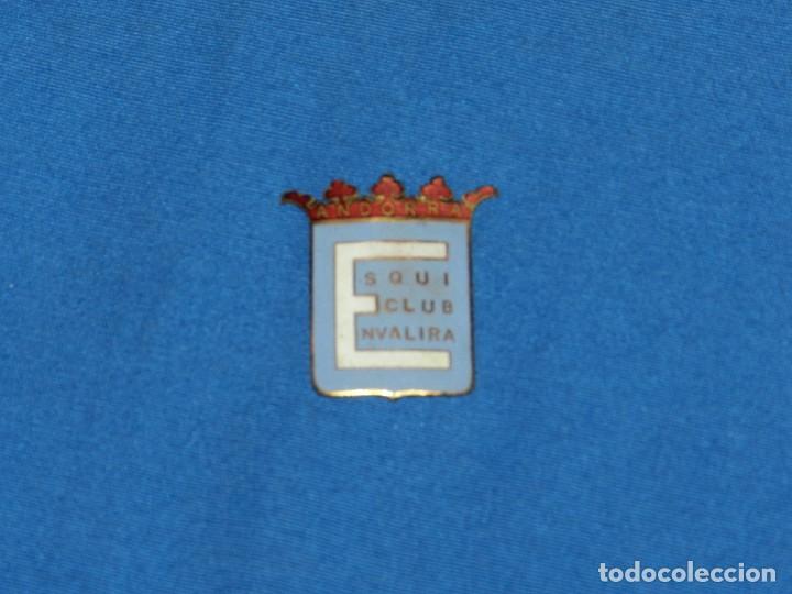 Pins de colecci&oacute;n: INSIGNIA ESMALTADA ANDORRA ESQUI CLUB ENVALIRA , FALTA LA PARTE DE ATRAS , 3 X 3 CM