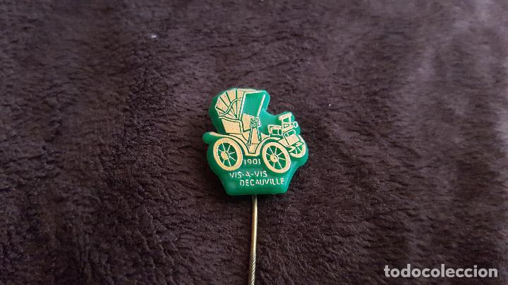 Pins de colecci&oacute;n: PIN EMBLEMA COCHE VIS A VIS DECAUVILLE 1901( INSIGNIA DE AGUJA COCHES AUTOMOCION)