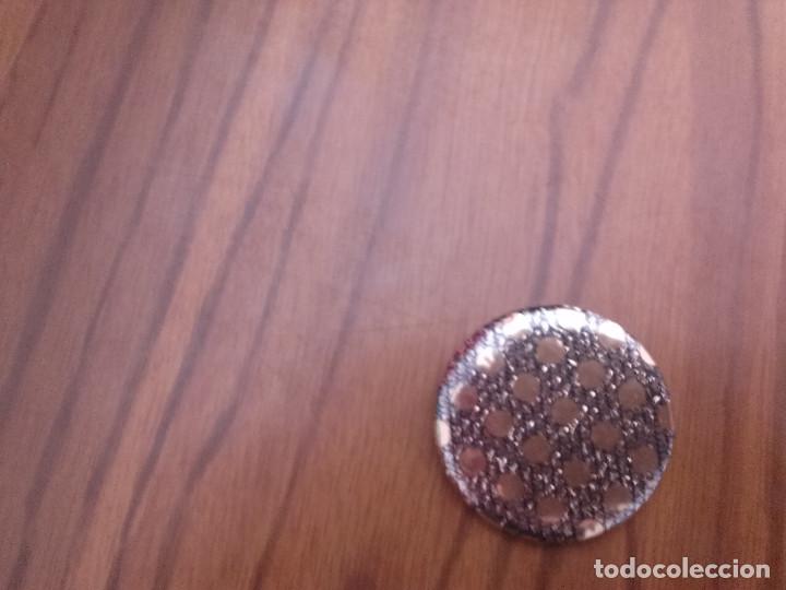 Collection pins: CHAPA. CON CIRCULOS AMARILLOS. 0,31 MM. PARTE DE ATR&Aacute;S MET&Aacute;LICA. BUEN ESTADO. SIN USAR. RARA