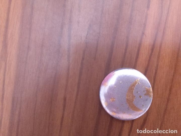 Collection pins: CHAPA. MEDIA LUNA AMARILLA. 0,31 MM. PARTE DE ATR&Aacute;S MET&Aacute;LICA. BUEN ESTADO. SIN USAR. RARA