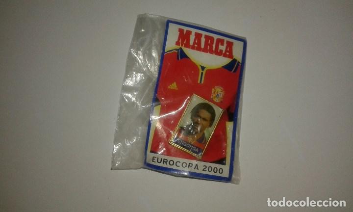 Pins de colecci&oacute;n: PIN DE LA EUROCOPA 2000 ENGONGA JUGADOR VALENCIA FUTBOL MARCA PINS