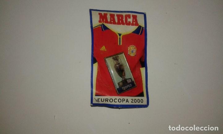 Pins de colecci&oacute;n: PIN DE LA EUROCOPA 2000 EL TROFEO LA COPA   FUTBOL MARCA PINS