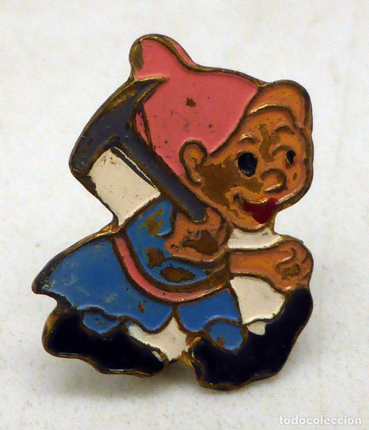 Pins de colecci&oacute;n: Pin Enanito Blancanieves metal y esmalte a&ntilde;os 60