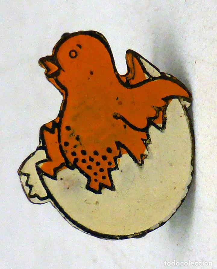 Pins de colecci&oacute;n: Pin Pollito saliendo cascar&oacute;n metal y esmalte a&ntilde;os 60