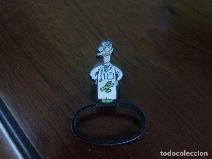 Pins de colecci&oacute;n: pin doctor con abrebotellas - Foto 1