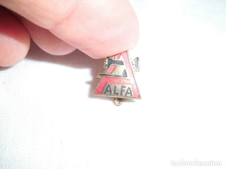 Pins de colecci&oacute;n: ANTIGUA INSIGNIA MAQUINAS DE COSER ALFA ESMALTADA