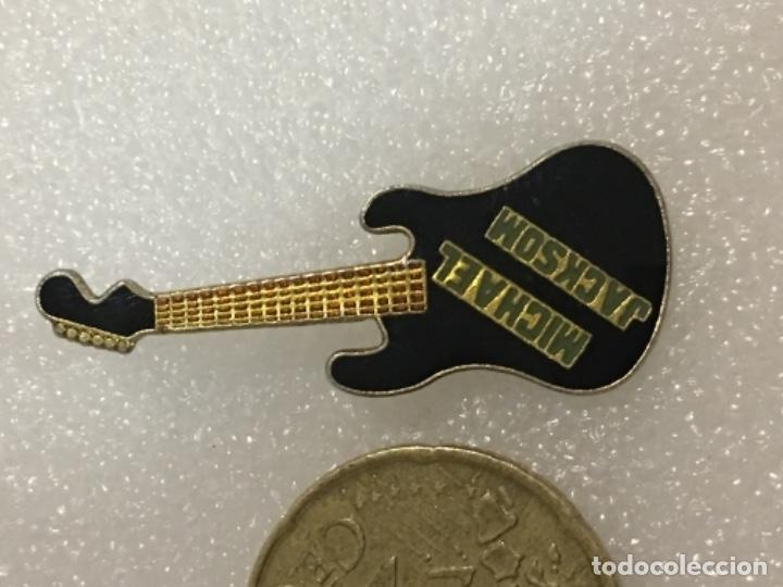 Pins de colecci&oacute;n: Pin Guitarra Michael Jackson - Foto 2