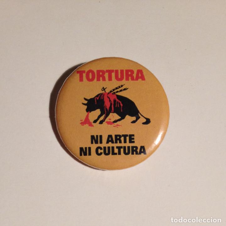 Pins de colecci&oacute;n: TORTURA NI ARTE NI CULTURA - CHAPA 31MM (CON IMPERDIBLE)