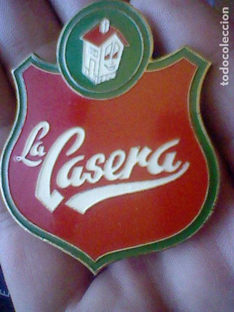 Pins de colecci&oacute;n: insginia chapa antigua la casera gaseosa doble imperdible comercial o repartidor muy rara