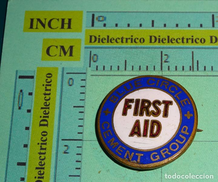 Pin's de collection: INSIGNIA EMBLEMA BROCHE. FIRST AID BLUE CIRCLE, CEMENT GROUP. CEMENTERA INGLATERRA