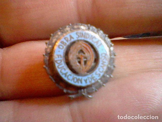 Collection pins: insignia educacion y descanso obra sindical franquismo