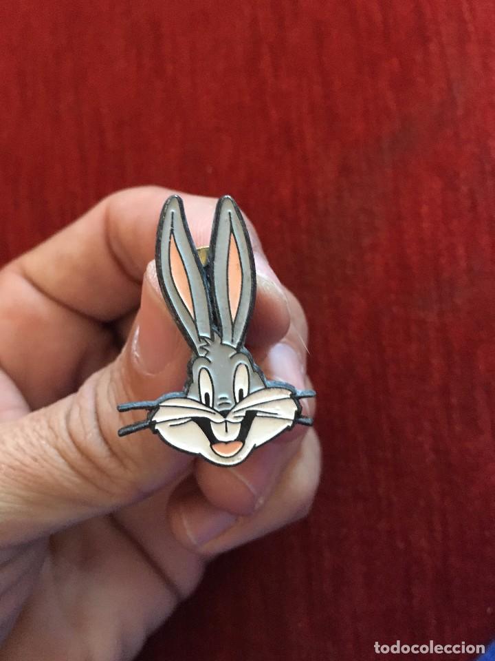 Pin Bugs Bunny El Conejo De La Suerte Comprar Pins Antiguos Y De Colección En Todocoleccion