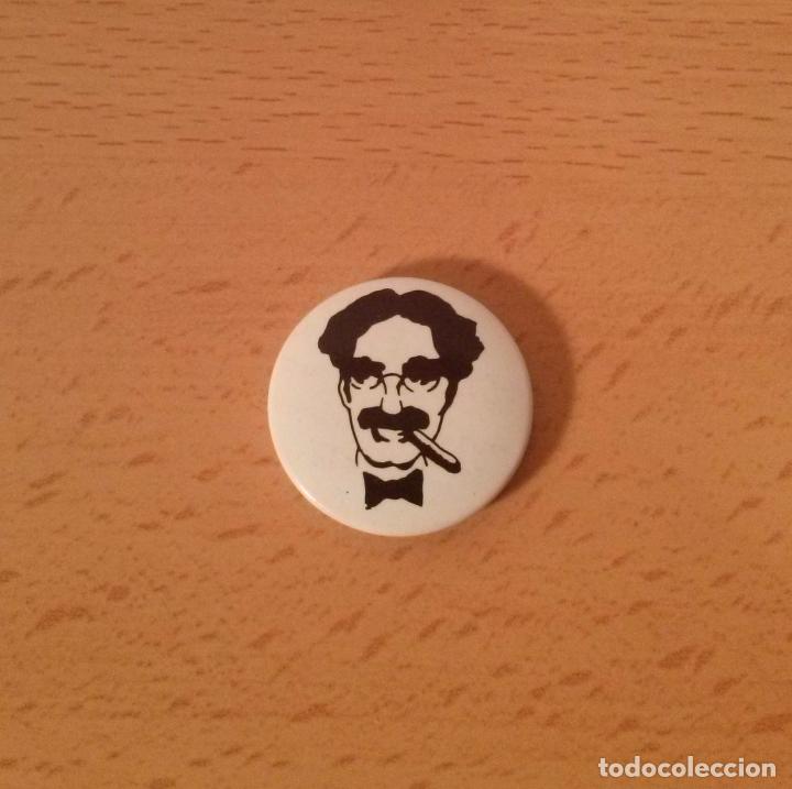 Pins de colecci&oacute;n: Chapa/pin Groucho Marx. Dibujo en blanco y negro. Bigote. Puro. Pajarita. A&ntilde;os 80. 25mm.