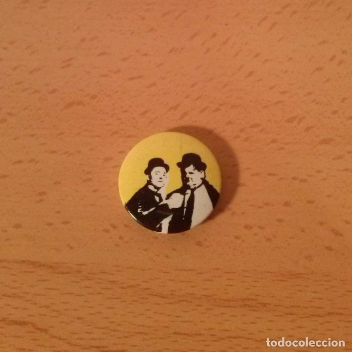 Pins de colecci&oacute;n: Chapa/pin d&uacute;o c&oacute;mico El gordo y el flaco, Laurel and Hardy. Cine. Humor. A&ntilde;os 80. 25mm.