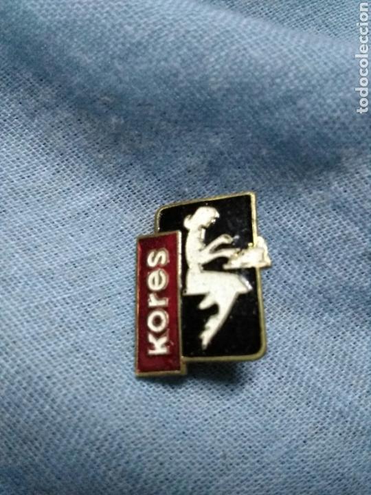 Pins e Spille di collezione: Pin tipo insignia aguja antigua publicidad Kores material oficina