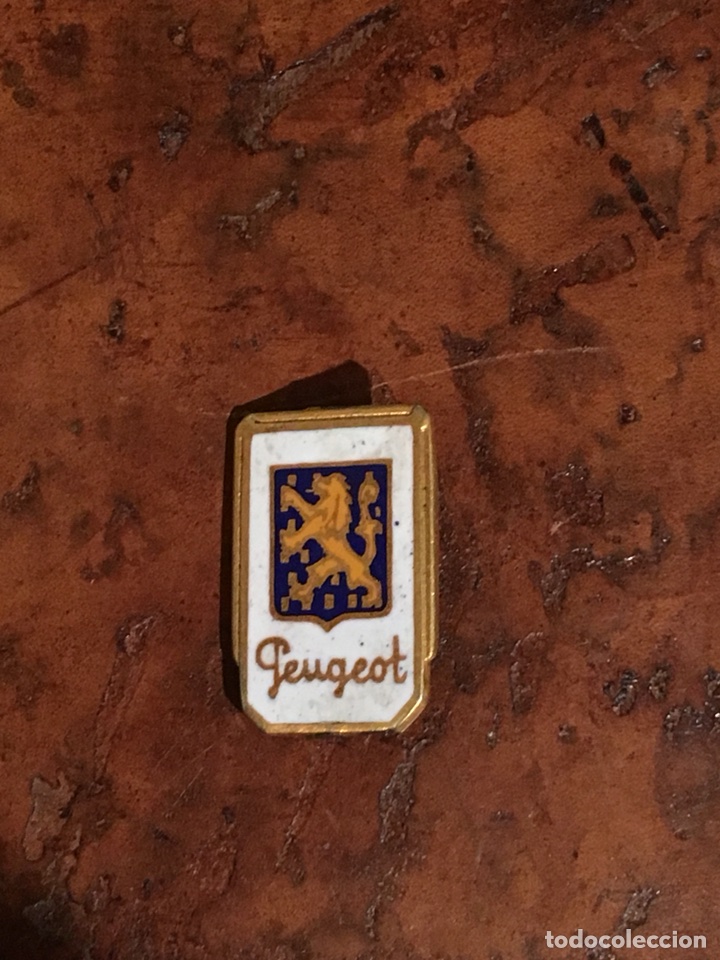 Pins de colecci&oacute;n: INSIGNIA SOLAPERA ESMALTADA COCHES PEUGEOT , BUEN ESTADO