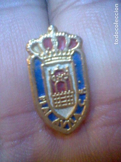 Pins de colecci&oacute;n: INSIGNIA ANTIGUA FUTBOL OJAL REAL AVILA CLUB FUTBOL