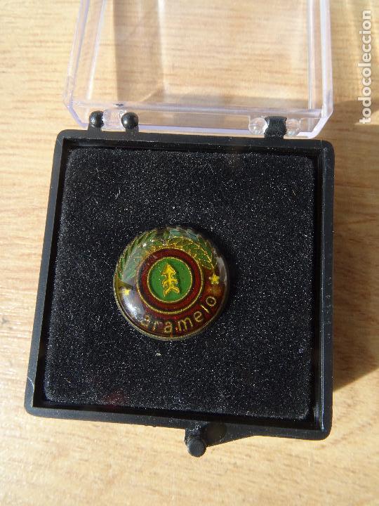 Pins de colecci&oacute;n: PIN DE LA MARCA CARAMELO NUEVO EN SU CAJA DE EXPOSICION