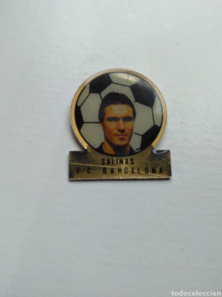 Pins de colecci&oacute;n: PIN DE F&Uacute;TBOL. JUGADOR SALINAS FC BARCELONA. A&Ntilde;OS 90.