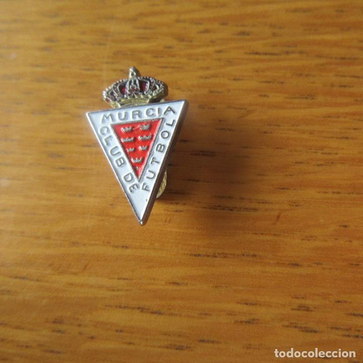 insignia/pin del equipo de fútbol conil cf (cád - Buy Football pins on  todocoleccion