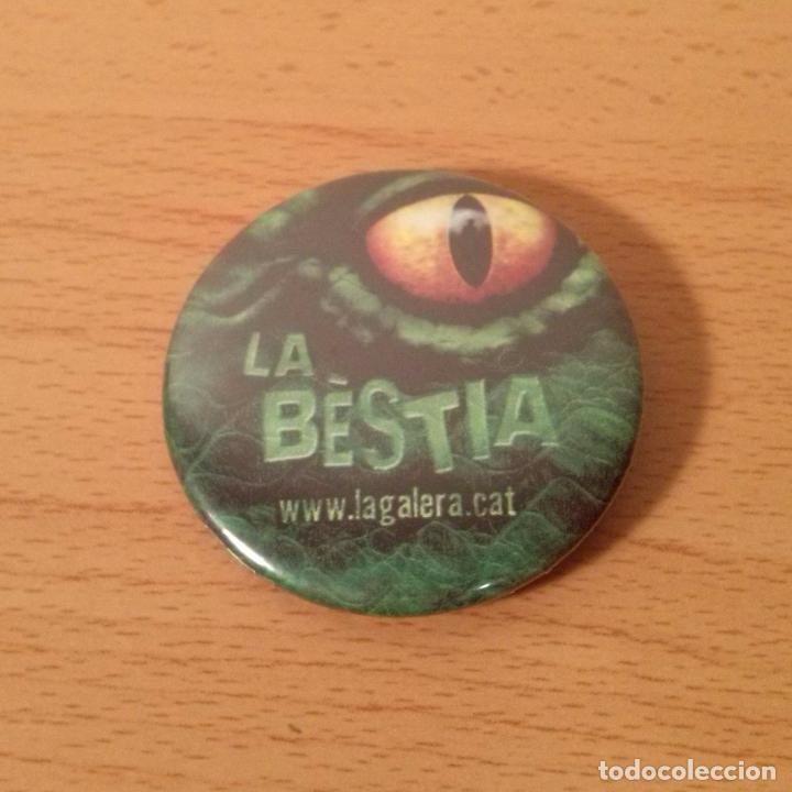 Pins de colecci&oacute;n: Chapa/pin alfiler imperdible merchandising libro juvenil La b&egrave;stia. Editorial La Galera. 50mm.