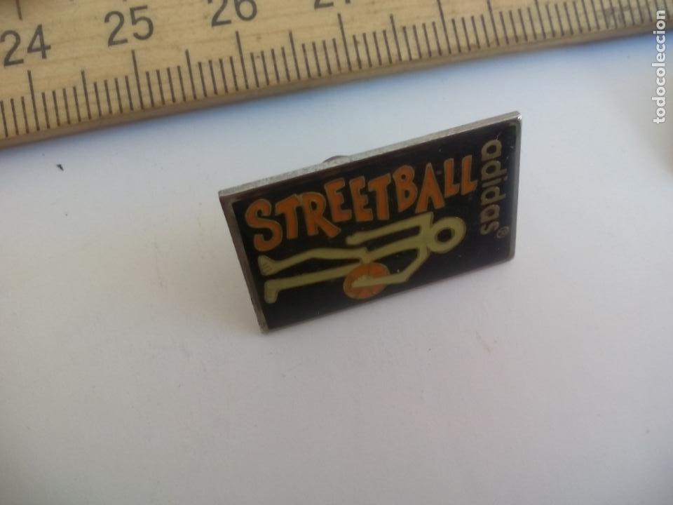 Pins de colecci&oacute;n: PIN , ADIDAS, STREETBALL, INSIGNIA.