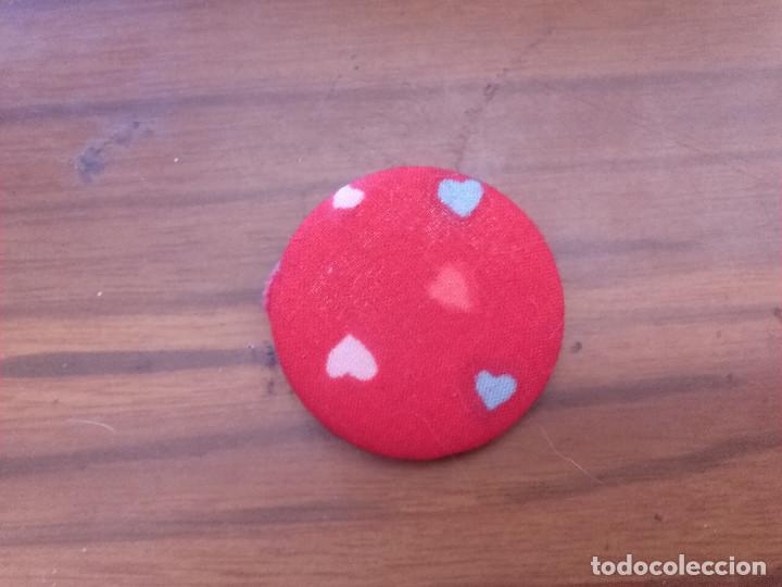 Collection pins: CHAPA. CORAZONES CON FONDO ROJO. DE TELA. 31 MM. DETR&Aacute;S MET&Aacute;LICA. SIN USO. BUEN ESTADO