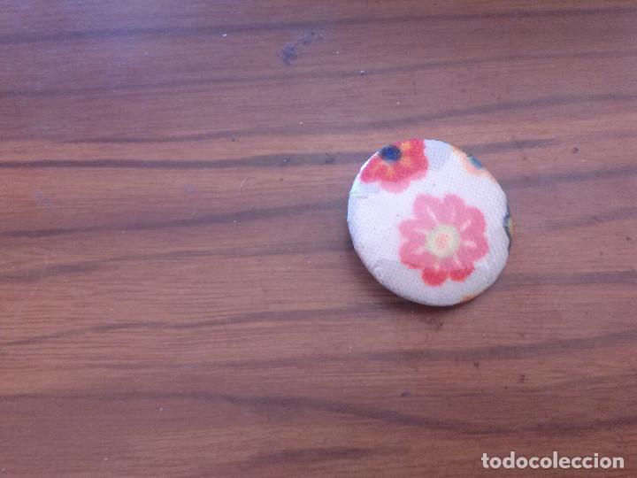 Sammlung von Pins: CHAPA. FLORES DE TELA CON PL&Aacute;STICO. 31 MM. DETR&Aacute;S MET&Aacute;LICA. SIN USO. BUEN ESTADO
