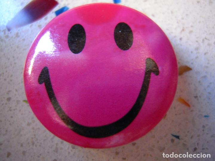 Pins de colecci&oacute;n: Chapa carita sonriente - Foto 1
