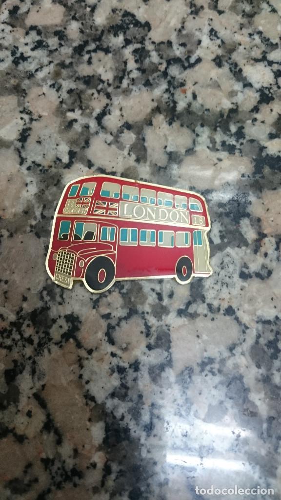 Pins e Spille di collezione: PEQUE&Ntilde;A PLACA AUTOBUS LONDON. CREST