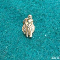 Pins de colección: PIN DE GOLFISTA GOLF DE CALIDAD. Lote 119860619