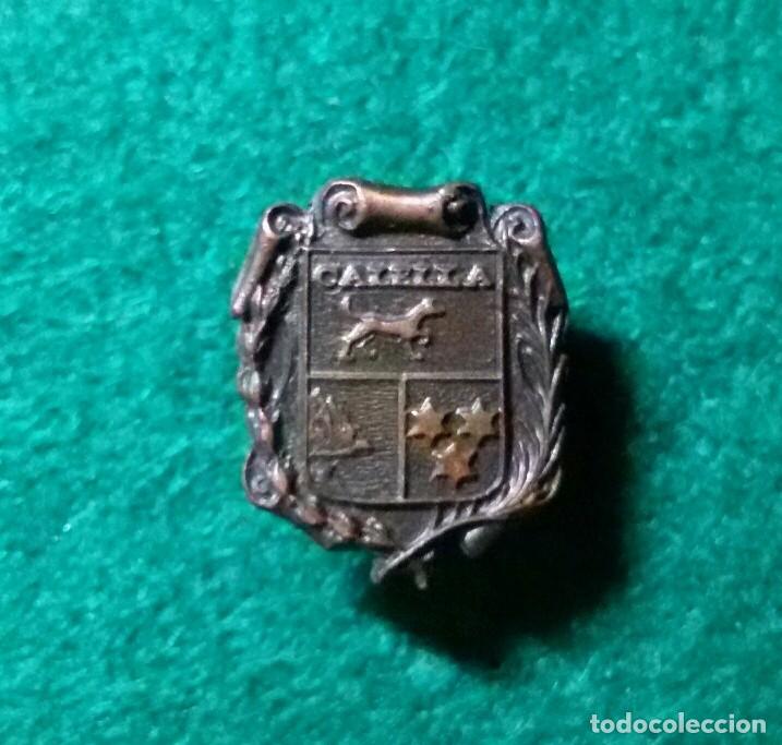 Pins de colecci&oacute;n: Antigua insignia pin de ojal o solapa escudo heraldico calella