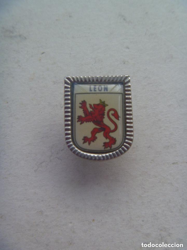 Pins de colecci&oacute;n: PIN CON ESCUDO DE LEON. - Foto 1