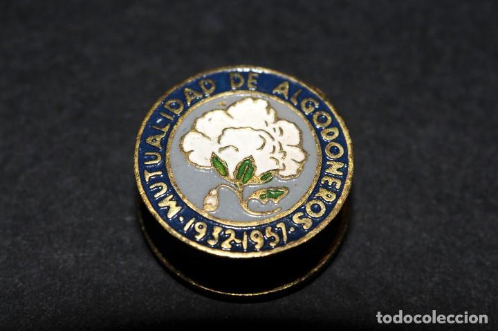 Collection pins: Antigua insignia pin de solapa MUTUALIDAD DE ALGODONEROS COMPRA MINIMA PARA ENVIAR CINCO EUROS