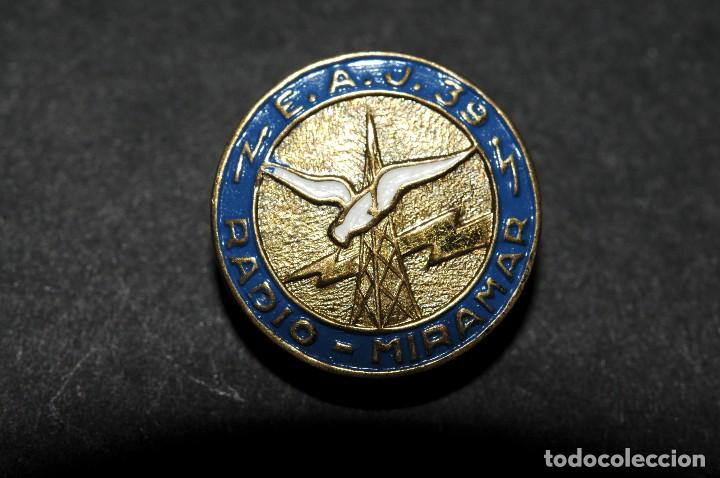 Pin's de collection: Antigua insignia pin de aguja RADIO MIRAMAR COMPRA MINIMA PARA ENVIAR CINCO EUROS