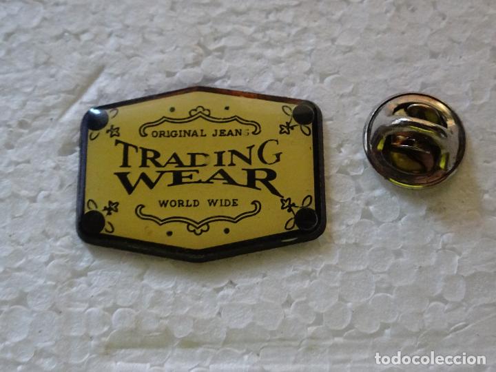 Pins de colecci&oacute;n: PIN DE MARCAS DE ROPA. TRADING WEAR JEANS VAQUEROS